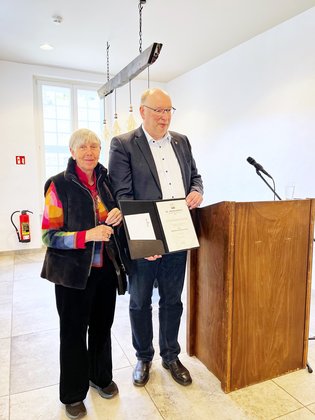 Dorothea Ossenberg-Engels erhält den Bürgerpreis aus den Händen des Bürgermeisters Guido Thal in der Tenne der Burg Holtzbrinck.