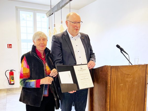 Dorothea Ossenberg-Engels erhält den Bürgerpreis aus den Händen des Bürgermeisters Guido Thal in der Tenne der Burg Holtzbrinck.