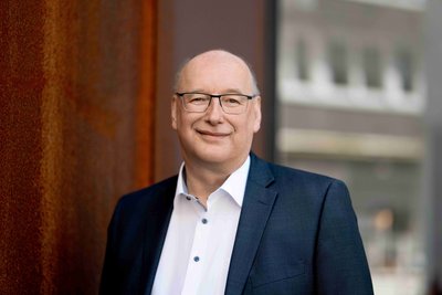 Bild von Bürgermeister Guido Thal vor dem Gebäude des Erlebnisaufzugs.