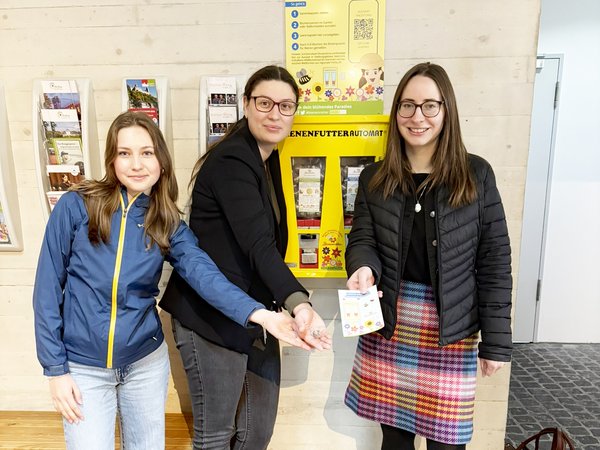 Bild von der Einweihung des Bienenfutterautomats im Foyer des Erlebnisaufzugs. V.l.n.r.: Praktikantin Malya Tymoszuk, Julia Kaiser und Anke Borscheid.