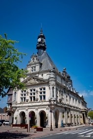 Ein Bild des Rathauses der französischen Partnerstadt Altenas, Ville de Péronne.