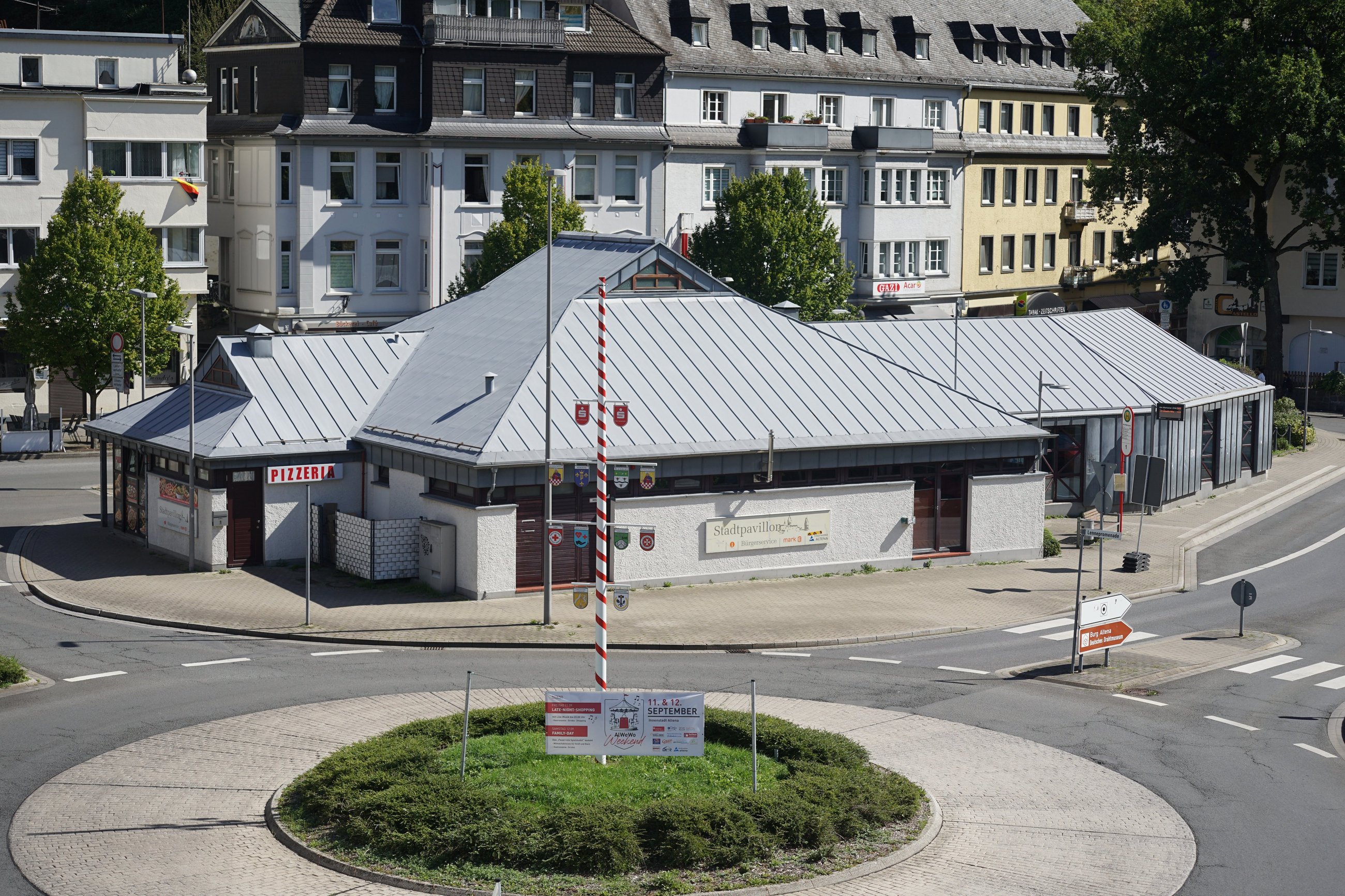 Der Pavillon am Markaner mit den Büros der Bürgerservices, von der Fritz-Berg-Brücke her fotografiert.