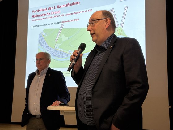 Die beiden Bürgermeister Werdohls und Altenas bei der Informationsveranstaltung in der Aula der ehemaligen Realschule in Werdohl.
