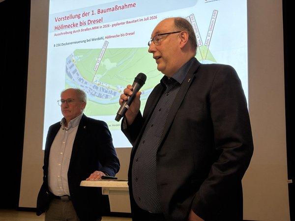 Die beiden Bürgermeister Werdohls und Altenas bei der Informationsveranstaltung in der Aula der ehemaligen Realschule in Werdohl.