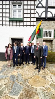 Gruppenbild vor der Mückenburg zur Eröffnung der konsularischen Vertretung Litauens in Altena.