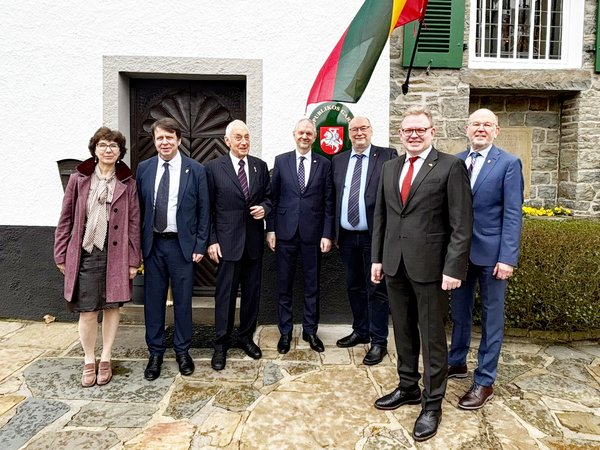 Gruppenbild vor der Mückenburg zur Eröffnung der konsularischen Vertretung Litauens in Altena.
