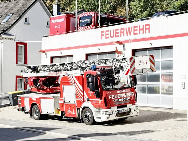 Bild der Fahrzeughalle und des Nebengebäudes an der Feuer- und Rettungswache der Feuerwehr Altena.