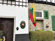 Bild vom Eingangsbereich der konsularischen Vertretung Litauens in Altena, mit Plakette und Flagge.