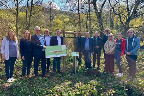 Gruppenbild der Bürgermeister*innen bei der letzten Baumpflanzung zum Projekt "Essbare LenneSchiene".
