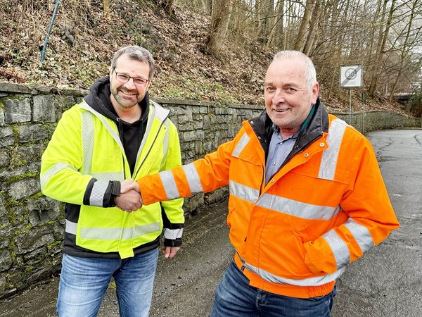 Nico Koslowski und Detlef Kalupka noch einmal gemeinsam unterwegs. Sie schütteln sich die Hand.