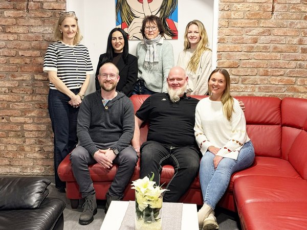 Gruppenbild des Teams hinter der Ferienfreizeit, aufgenommen im  Jugendzentrum, Freiheitstraße 26. V.l.n.r.: Angela Frenzel, Sascha Völker, Ebru Sen, Heike Vollert, Marcel Semme, Hannah Ociepka und Präventionskraft Lou-Ann Zaremski.
