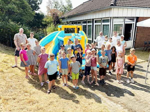 Gruppenbild von der Ferienaktion Ferienzauber auf dem Nettenscheid.