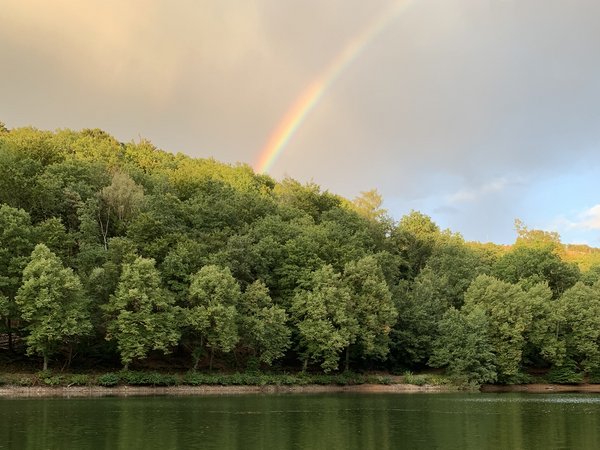 Ein Regenbogen über der Fuelbecketalsperre.