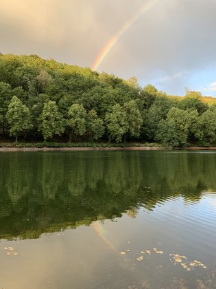 Ein Regenbogen über der Fuelbecketalsperre.