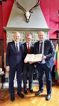 Übergabe der Ernennungsurkunde zum Honorarkonsul Litauens. V.l.n.r.: Seine Exzellenz Giedrius Puodžiūnas (Botschafter der  Republik Litauen in Deutschland), Dr. Andreas Hollstein (Honorarkonsul und Bürgermeister a.D.) und Bürgermeister Guido Thal.