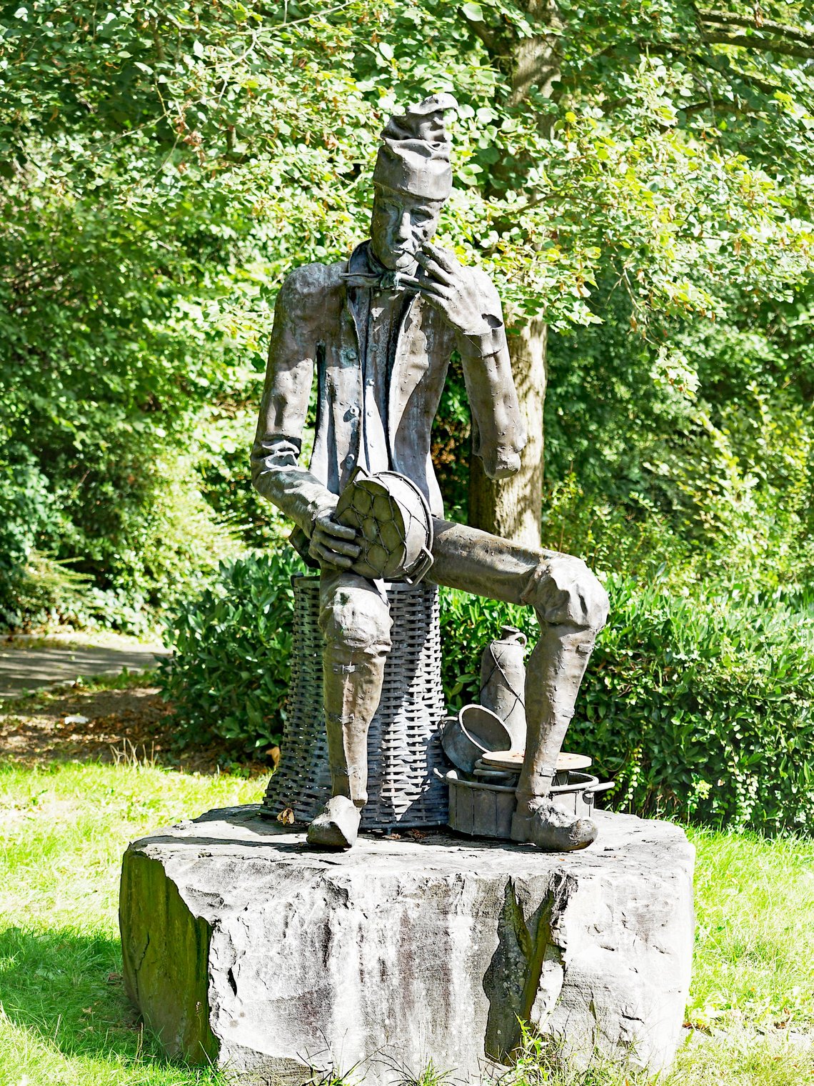 Aufnahme der Statue des Pott Jost an der gleichnamigen Brücke über die Lenne in Altena.