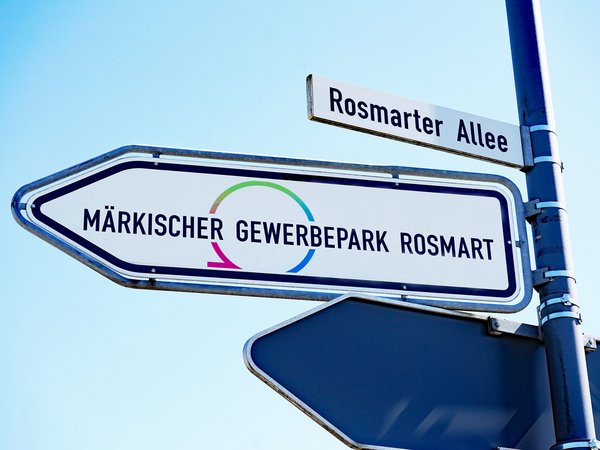 Hinweisschild zum Märkischen Gewerbepark Rosmart an der Rosmarter Allee.