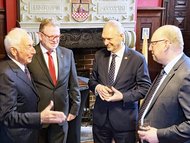 Im Gespräch bei der Eröffnung der konsularischen Vertretung Litauens in Altena, v.l.n.r.: Prof. Dr. Jürgen Gramke (scheidender Honorarkonsul), Dr. Andreas Hollstein (ernannter Honorarkonsul), seine Exzellenz Giedrius Puodžiūnas, der Botschafter der  Republik Litauen in Deutschland und Bürgermeister Guido Thal.