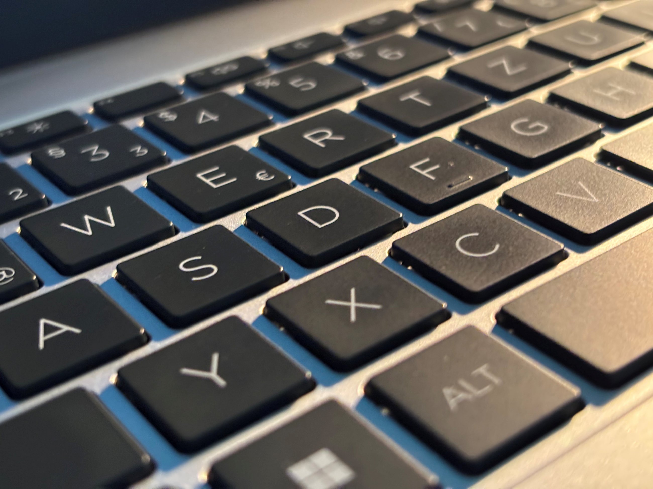 Eine Laptop-Tastatur in Nahaufnahme.