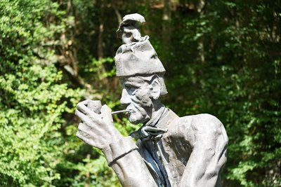 Nahaufnahme der Statue des Pott Jost an der gleichnamigen Brücke über die Lenne in Altena.
