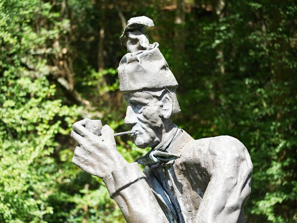 Nahaufnahme der Statue des Pott Jost an der gleichnamigen Brücke über die Lenne in Altena.