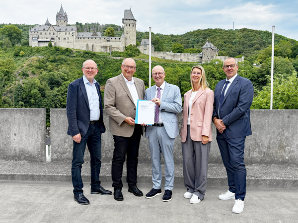 Gruppenbild bei der Überreichung des gpaNRW Prüfberichts. V.l.n.r.: Kämmerer Stefan Kemper, Bürgermeister Guido Thal, gpaNRW-Präsident Michael Esken, Projektleiterin Anika Wolff und Martin Dornseifer (beide gpaNRW).