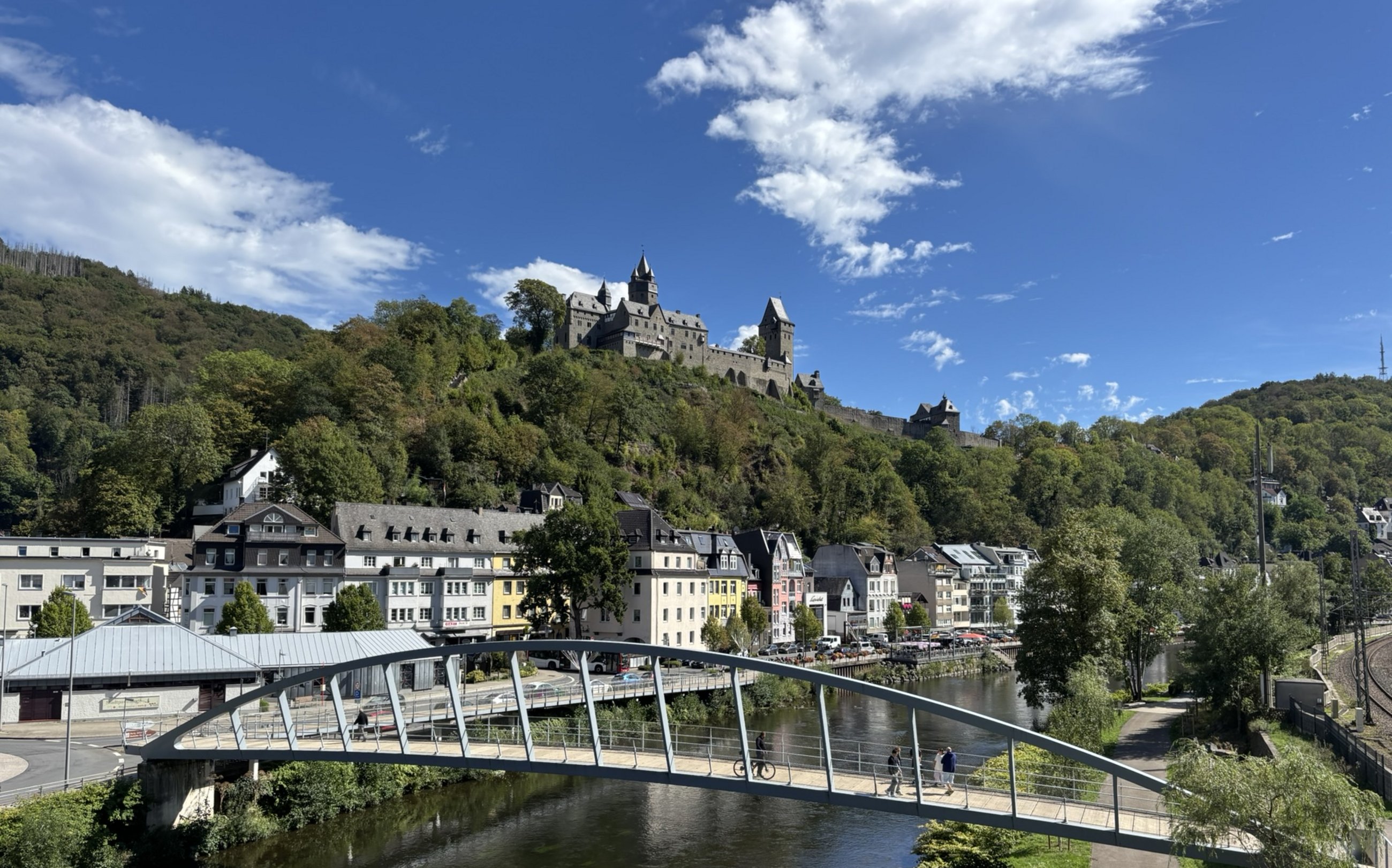 Die Innenstadt von Altena mit der Lennepromenade und der über allem thronenden Burg.