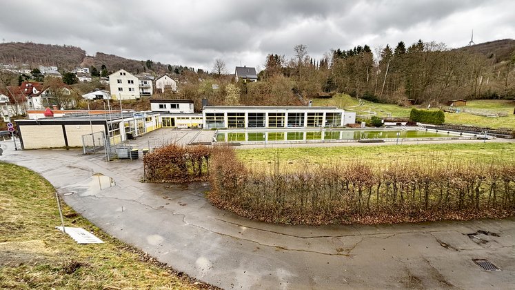 Das Frei- und Hallenbad in Altena-Dahle, beschädigt durch das Starkregenereignis 2021, aufgenommen im Jahr 2026.