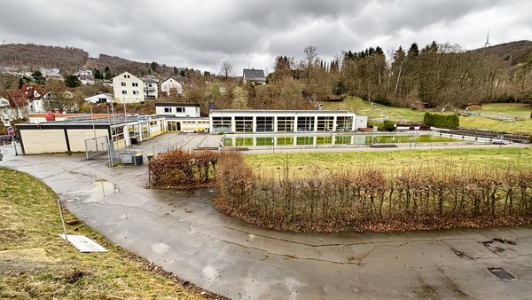 Das Frei- und Hallenbad in Altena-Dahle, beschädigt durch das Starkregenereignis 2021, aufgenommen im Jahr 2026.